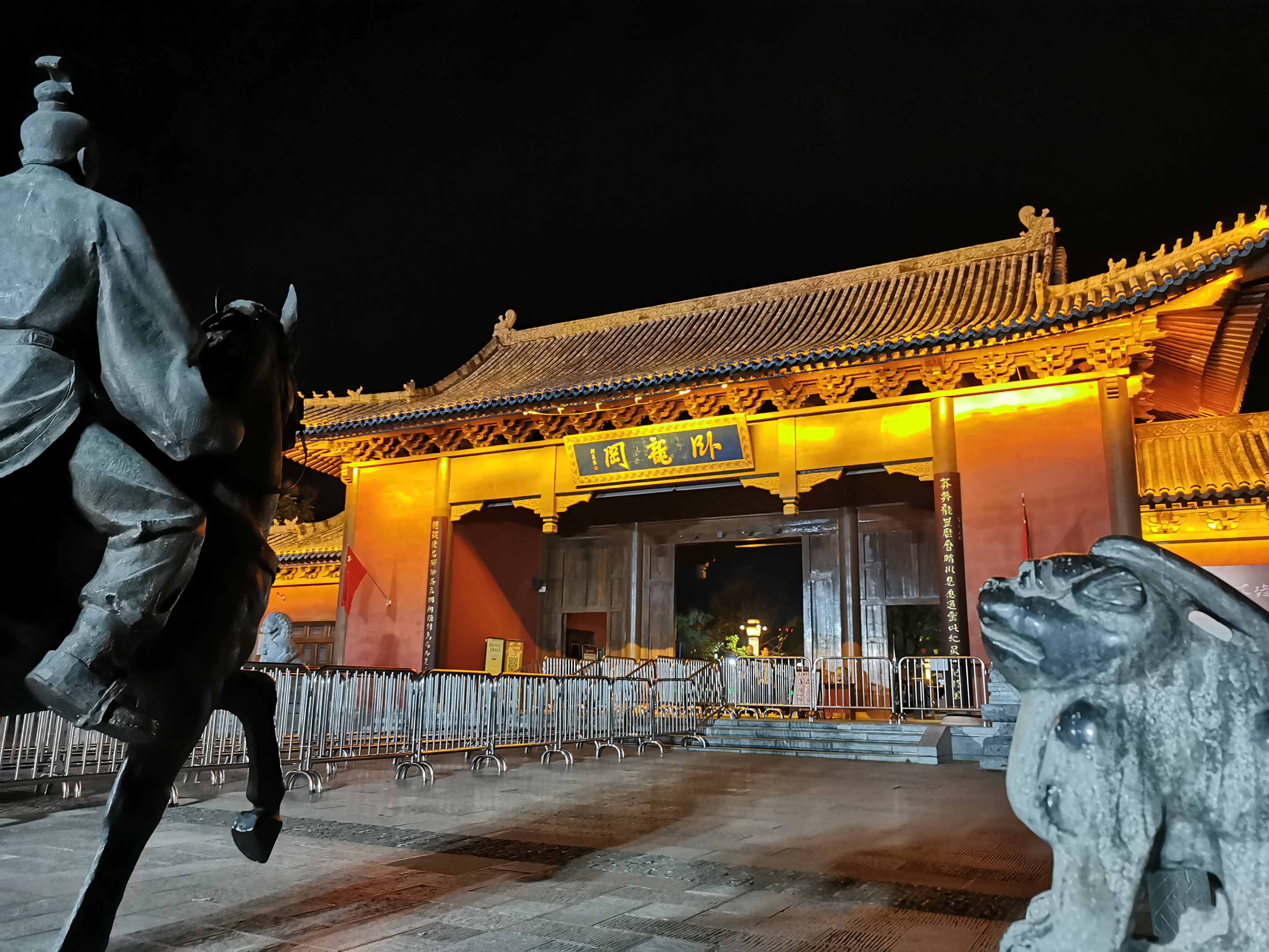 南阳卧龙岗
卧龙出山辅刘汉，
未统天下终遗憾！
三国两晋南北朝，
黎民百姓遭涂炭！