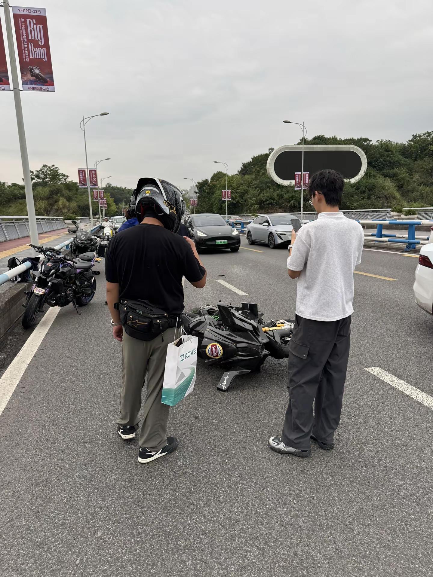 这下赔大了，雅马哈mt07翘头追尾h2