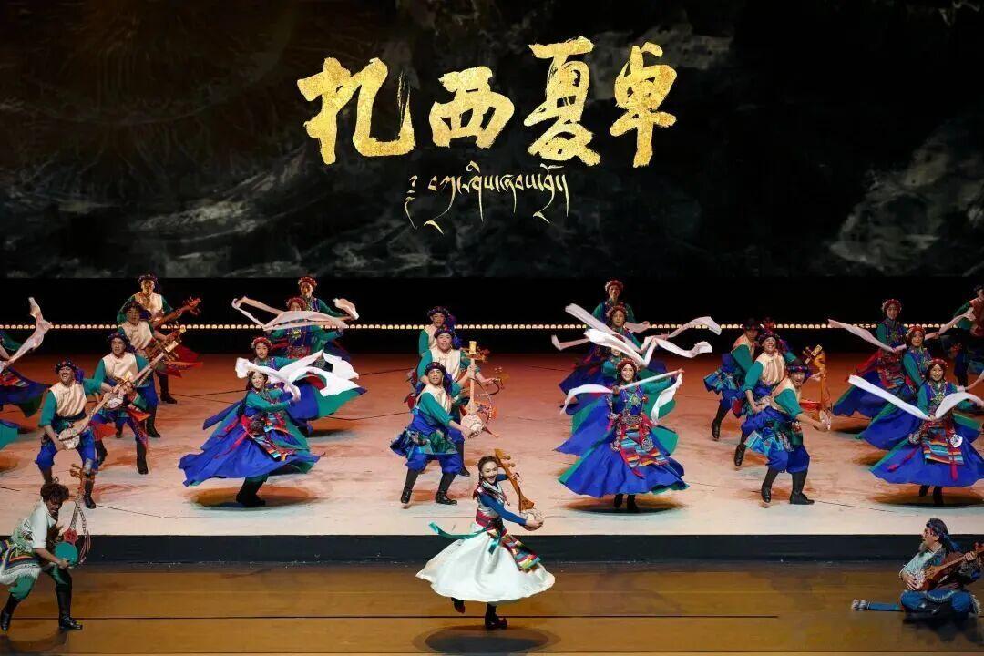 中国首部踢踏舞剧《扎西夏卓》全国巡演正式启程！
以国家级非遗  拉孜堆谐   为核心舞蹈语言，历时三年打磨。舞剧讲述两代人的高原情缘，演绎各民族守望相助的动人故事，黄豆豆任艺术总监，谭维维献唱主题曲。

北京站圆满收官，巡演城市依次亮相：
珠海｜湛江｜佛山｜深圳｜泉州｜厦门｜成都
多城现已 ​