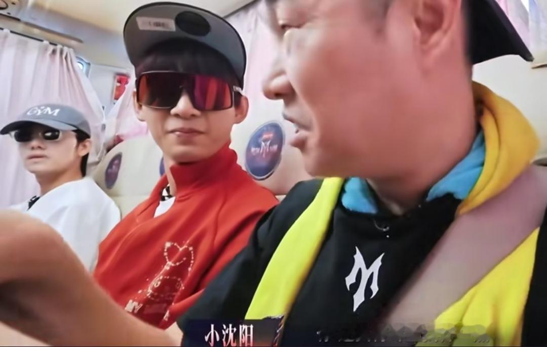 小沈阳让姚琛跳舞跟他们找齐，曾辉在一旁乐的合不拢嘴，小沈阳：“现在就你乱。”曾辉：“就你乱，“舞王”。”姚琛：“你俩很统一的那个。”
小沈阳跟姚琛和曾辉在一起很欢乐，这个毛巾部落连训练都是快乐的，大家一起有说有笑的，气氛相当的融洽。
姚琛跳舞都快不会跳了，小沈阳和曾辉两个人跳的不对，快把姚琛也带的不