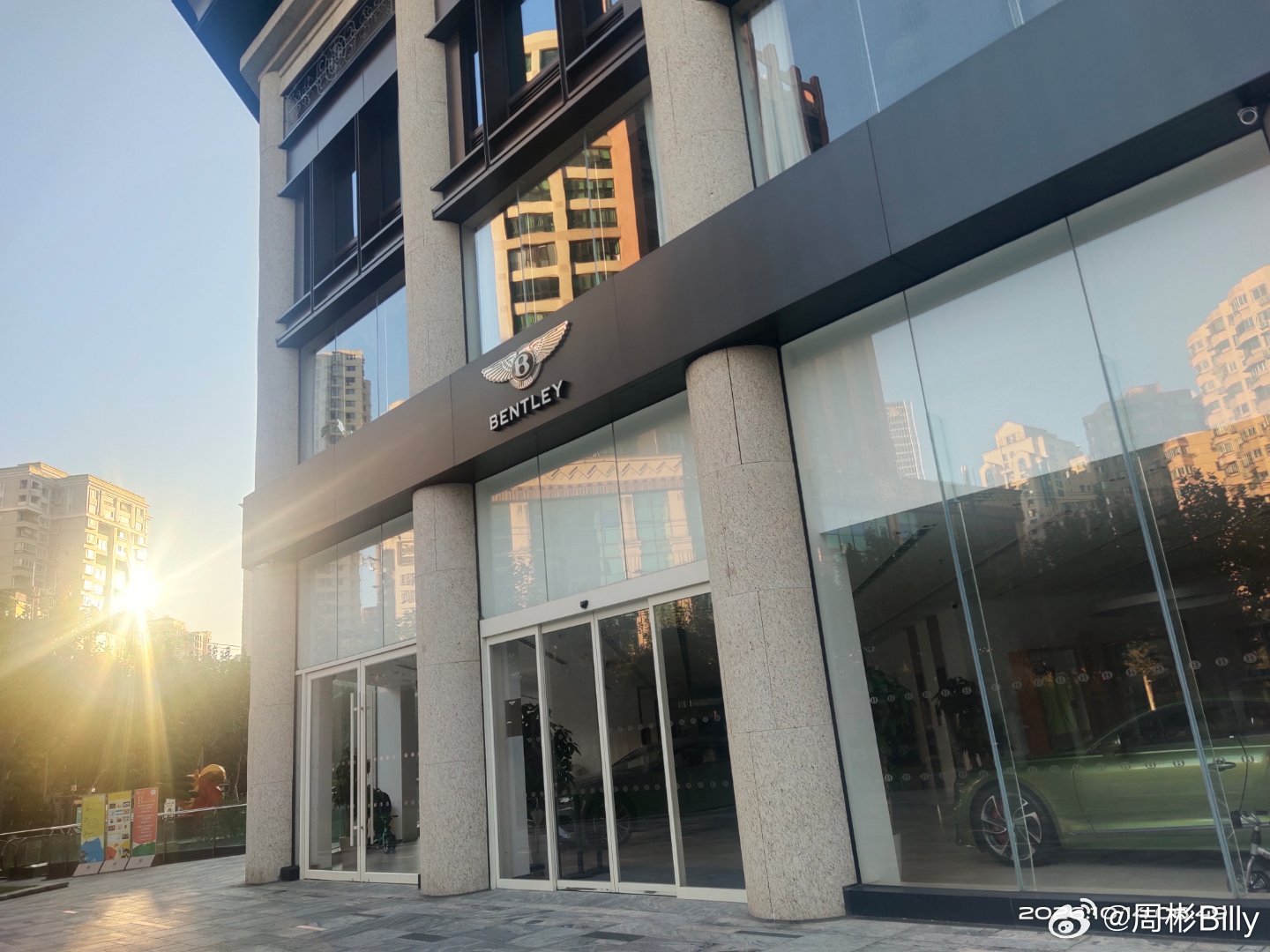 路过上海的宾利店，宾利的名字有一种利他的感觉，人还是要有些宾利精神的 ​