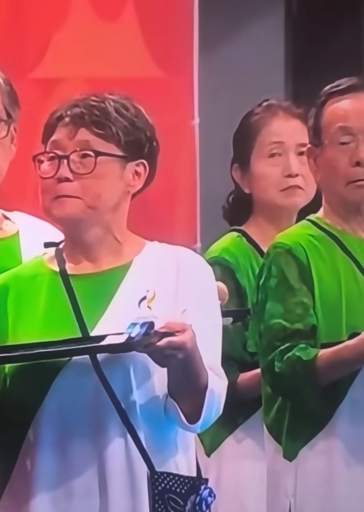 这是第20届亚运会的礼仪人员。
目测这位美女的年纪不小了。日本的年轻人都干什么去了？日本的老龄化程度已经这么严重了吗？
用游船替代亚运村，用纸壳充当床板，错放韩国国歌，甚至赛前放国歌环节都跳过了，双方队员悄悄的进去，打枪的不要，乒乓球比赛翻个记分牌都弄反了。太好玩了！[捂脸]
秋山的工匠精神哪里去了