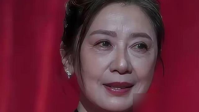 52岁贾静雯，被骂“老得认不出”，转头就把女儿男友请上了饭桌。
她刚过完生日，素颜照刷屏，评论区吵翻了天。换别人早焦虑得睡不着了。她呢？进组拍戏，平板支撑做到手肘积液，确诊滑囊炎，照样开工。
记者问21岁梧桐妹谈恋爱的事，她眼睛都没眨一下，说早跟小情侣吃过饭了。还夸那男生“能接住女儿的情绪”。