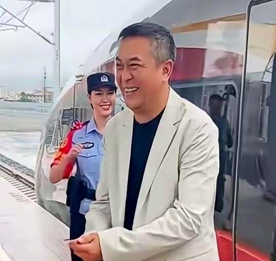 张嘉益抱着个玩偶刚坐下，屁股还没焐热，车厢广播就响了：安康到了。

这趟首发的西康高铁，把西安到他老家的距离硬生生折叠成了45分钟。张嘉益下车时嘴角快咧到了耳根。

搁在以前，这段路得在绿皮车里哐当哐当熬上十七八个小时，泡面都要吃两顿。后来通了公路，开车也得耗上三个多钟头。

现在倒好，跟旁边人刚扯