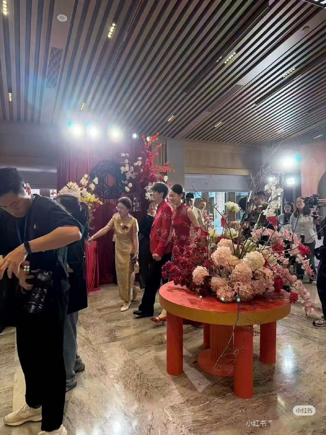 #许嵩冯禧官宣结婚#看到现场的亲友说了，今天是女方回门宴，在重庆区县办的，婚礼早就在深圳办过了 ​