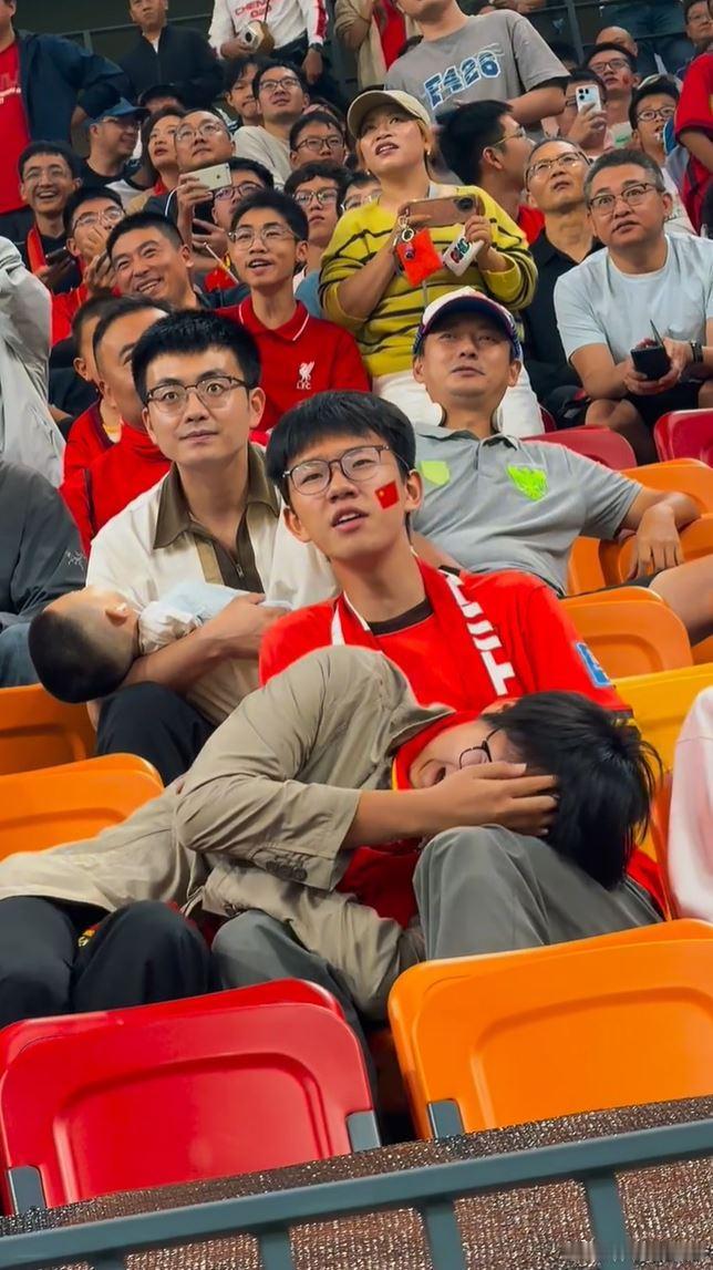 #国足国少征召相互坑# 【输球只是表象，热身赛接连失利，国字号梯队“拆东墙补西墙”】

日前，中国男足在重庆热身赛遭遇失利，有媒体爆料，因多方赛事重叠，国字号各级梯队在人员征召上出现“连锁反应”，为了热身赛面子越级调人，导致U16、U17、成年国家队全线崩盘。

更有甚者，强行干预留洋年轻球 ​