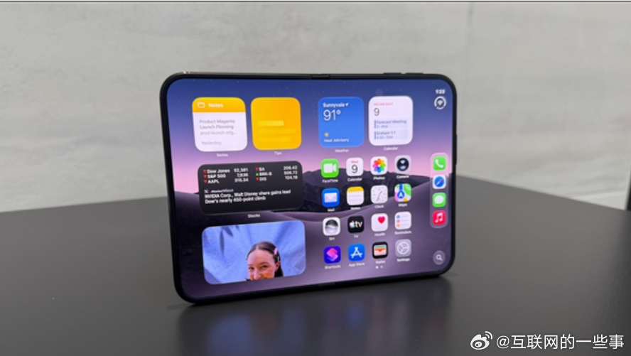 苹果折叠 iPhone Duo 出新操作，官方确认可以更换表层保护层，用来缓解折痕越用越深的问题。 

但这定价属实太会拿捏人：买了 AC+，换膜只要 19 美元，折合一百二十多块；没买保险，价格直接翻十倍，一下子涨到 190 美元。

 说白了就是捆绑卖 AC+，两千多的 Care+，逼着大家不得不入手。

 ​
