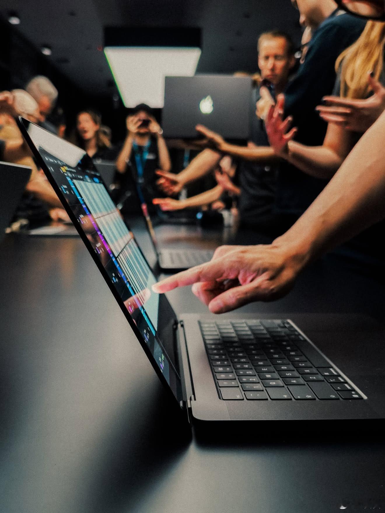#苹果新电脑卖12万#新款触屏MacBook Pro的顶配版本，官网价约 112624 元。

配置拉满：
•  芯片：M5 Max 满血版（18 核 CPU + 40 核 GPU）
•  内存：128GB 统一内存
•  存储：16TB SSD
•  屏幕：纳米纹理玻璃（PROLED XDR 双层串联 OLED 触控屏）

基础版其实没那么夸张——14 英寸入门款，非触屏M ​