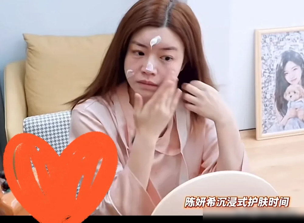 43岁陈妍希一天只吃一顿饭，脸居然还是垮了？
为了维持上镜状态消水肿，她长期坚持一日一餐，白天只靠两杯黑咖啡提神，各种美容保养从来没断过。
这两个月录综艺走红毯，还是被全网截图吐槽，脸浮肿松弛，挡不住满脸疲惫。亲妈那句不要再找又高又帅的，直接把离婚后的心酸摆到了台面上。
原来再好的外力保养，都