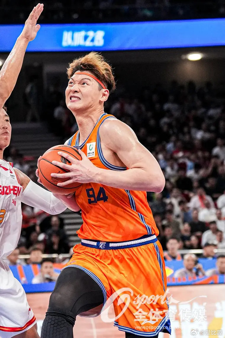 #CBA[超话]# 揭幕战夜，上海34分开门红的另一面：王哲林18个篮板冠绝全场。生涯篮板来到5513个，正式超越李晓旭，升到历史第三，前面只剩韩德君与易建联。被唱衰快退了的大王，用一双手把质疑摁在了地板上
#上海男篮##王哲林# ​​​