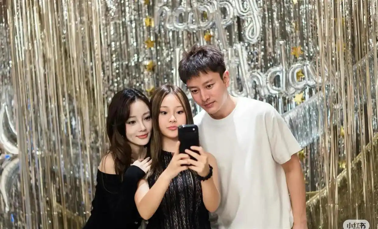 贾乃亮分享全家福，与前妻同框，为女儿甜馨举办14岁生日庆典，场面盛大 ​