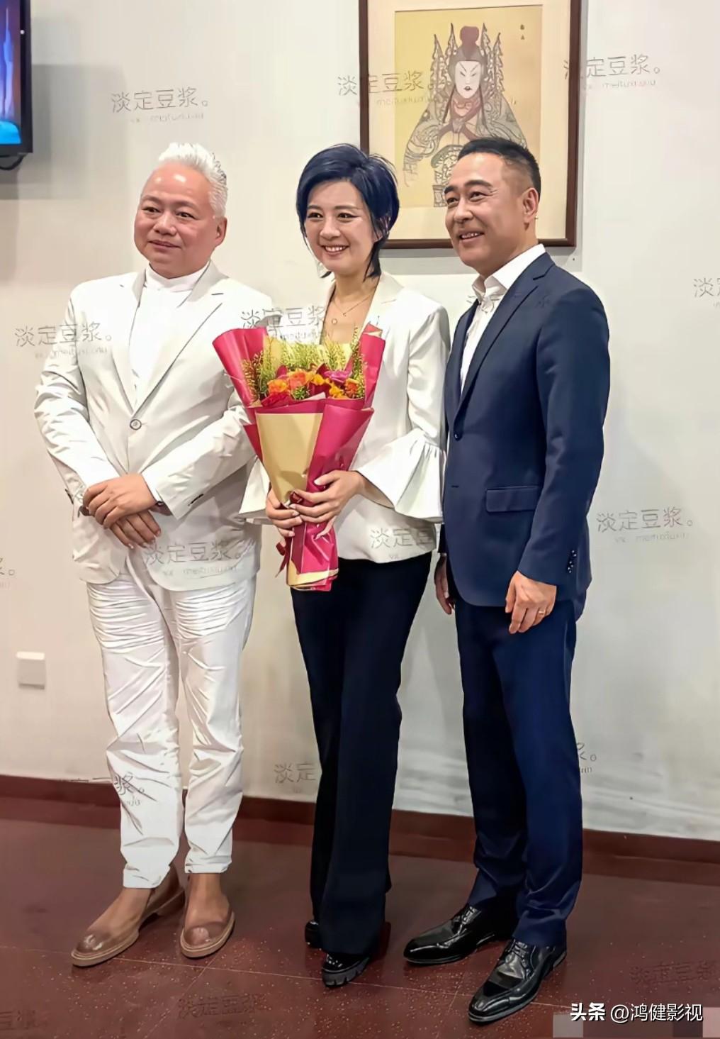 知道中间抱花的美女是谁吗？

中间抱花的这位美女，谁认得出来？她当年红得没法形容