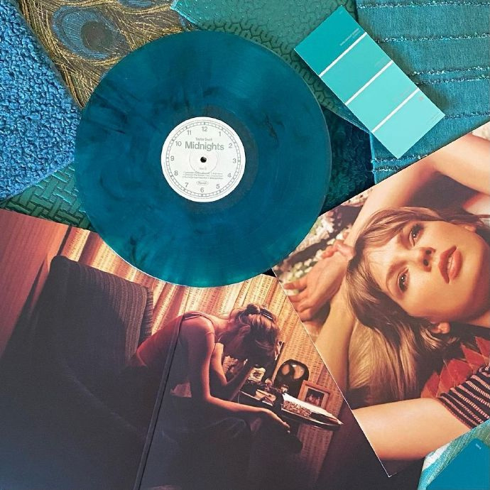 【🎧音乐时光机】Taylor Swift《Midnights》四周年纪念

两年前的今天，Taylor Swift发行了格莱美年度专辑《Midnights》：每一声的合成器颤音，都是她心脏中的新血液

Taylor Swift 的第十张专辑『 Midnights』不再盲目追求流行趋势，而是在探索一种更为内敛和多变的 Pop 音乐。

『 Midnights』 不 ​