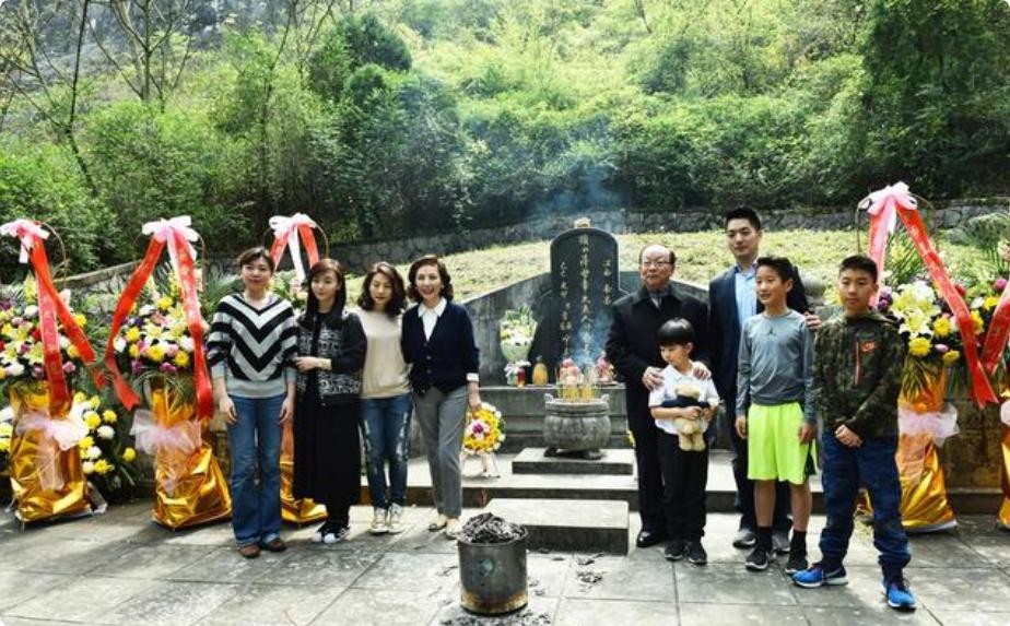 一个对母亲没有记忆的人，2017年清明前带着儿孙站在桂林凤凰岭的墓前。
他不是记事起就没了妈，他是襁褓里就没了。
1942年夏天，章亚若生下双胞胎后不久离世，两个孩子连奶都没吃几口。病历散佚，死因到今天还是一笔糊涂账，蒋孝严自己都提过母亲或许被人害死。可那又怎样？一个连母亲怎么死的都弄不清的人，带着