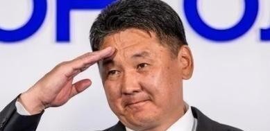 蒙古国真敢加入北约，那它上午签字，下午就得后悔。这不是危言耸听，一个没出海口、资源通道全得看邻国脸色的内陆国，拿什么去赌军事同盟的承诺？乌克兰好歹还有欧洲腹地可退，蒙古国南北就俩邻居，退无可退。很多人觉得交个新朋友就能多几条路，可大国博弈里，小国选边站不是增加选项，是直接把自己变成靶子。蒙古国搞“第