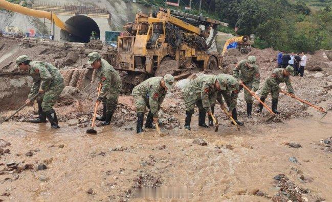 #我们的身边稳如泰山# 【#民兵驰援四川盐边泥石流现场#】受特大暴雨影响，四川省盐边县格萨拉乡支六河村突发泥石流灾害，造成当地道路、通信中断，多人失联。19日，盐边县人武部迅速集结30名民兵，调配多台工程机械，携带无人机、卫星电话等装备奔赴灾区，全力开展人员搜救、道路清淤、交通疏导等抢险 ​