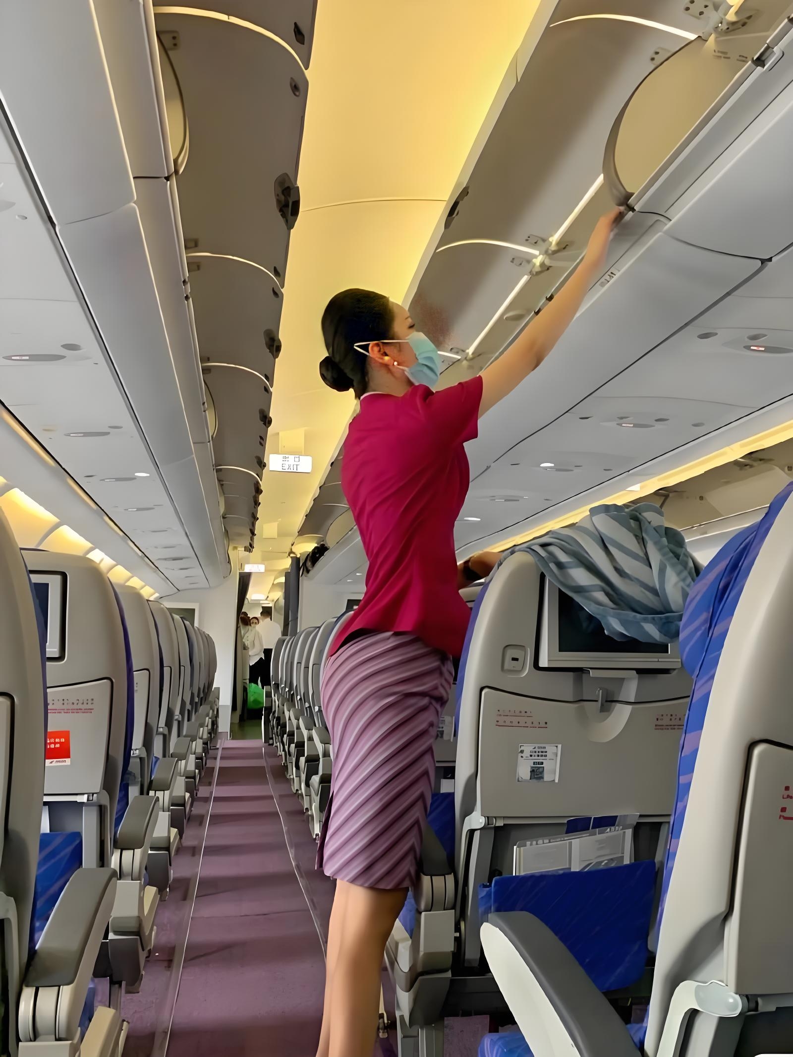 一位认真工作且忙碌的身影的美女空姐[爱慕][爱慕]