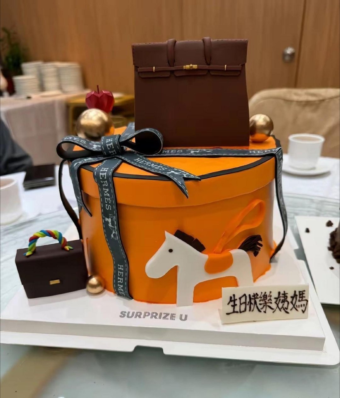 袁咏仪五十五岁庆生收到爱马仕与白马，二十岁儿子贴心送上鲜花，张智霖卡点晒合照秀恩爱太宠溺了 ​