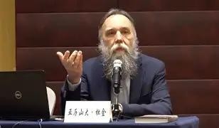 杜金这个人，邪门。俄乌开打前他把走向说准了，现在他又把话撂下了：北极是俄罗斯下一个战略焦点。一个外人，把棋盘看透了。
可你看北约这边，自己人先吵起来了。特朗普在安卡拉峰会上说格陵兰该归美国，丹麦当场翻脸。盟友之间争领土，这出戏够新鲜。
丹麦首相嘴上说保卫北约每一寸领土，转头又研究把1951年的防务协