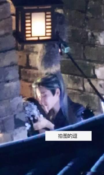侯明昊、虞书欣新剧同框路透，一言不合城墙门壁咚，终于吻上了