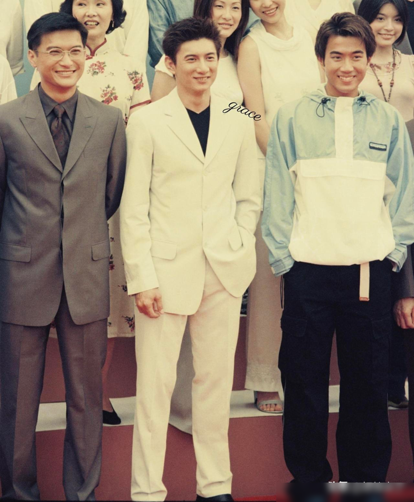 早在90年代，吴奇隆与刘恺威就曾合作港剧《创世纪》，吴奇隆饰演叶家三公子叶荣亨，刘恺威出演叶荣泽，剧中二人是表兄弟。

老剧有意思的地方，就是会让人发现，记忆其实没那么可靠。后来熟悉了刘恺威在内地发展时的模样，再看他早年的角色，竟然一时对不上脸。不是戏里没有他，而是我们记住一个演员的时间，往往比他开