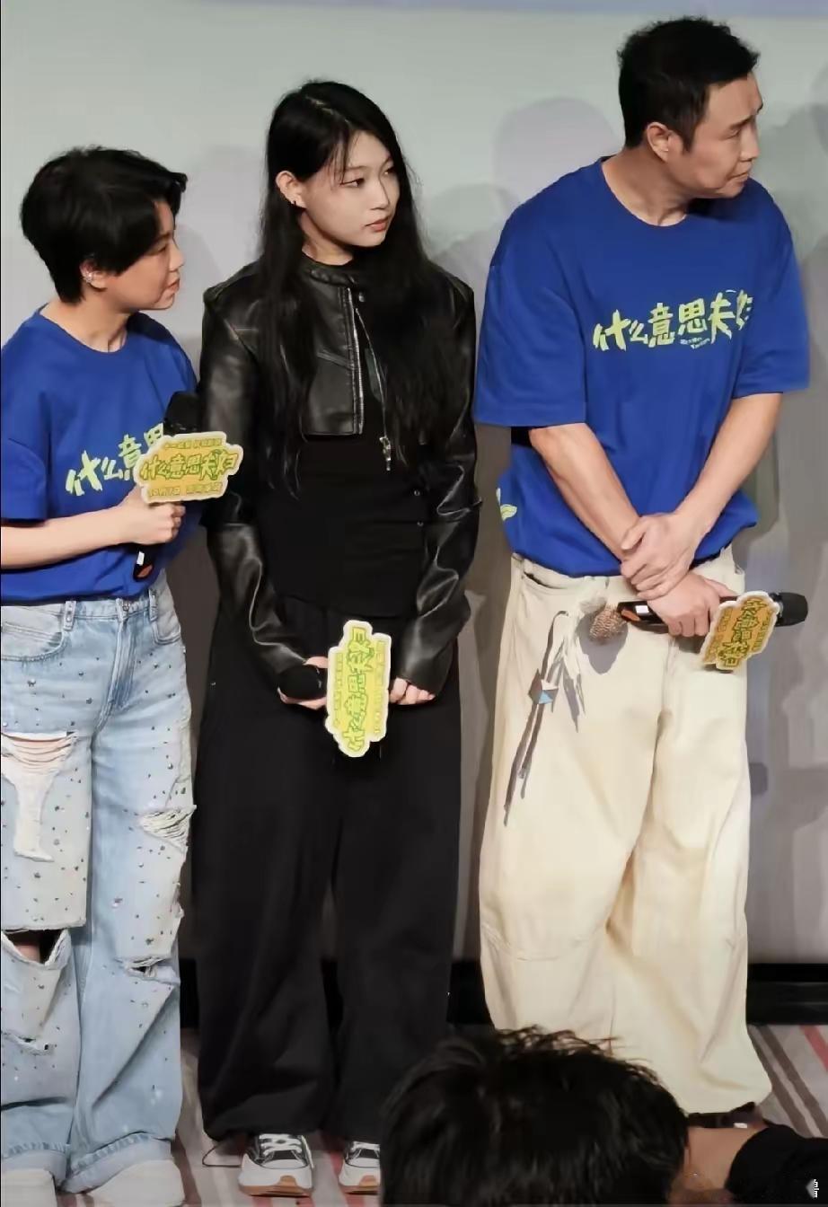 感觉沈佳润现在是越来越漂亮了。一家三口出镜，沈佳润最亮眼。脸部轮廓清晰立体，比父母漂亮几个度。

可见女大十八变越变越好看，以前的丑小鸭现在是妥妥的小美女一枚。不仅变漂亮了，人也红得发紫。 ​