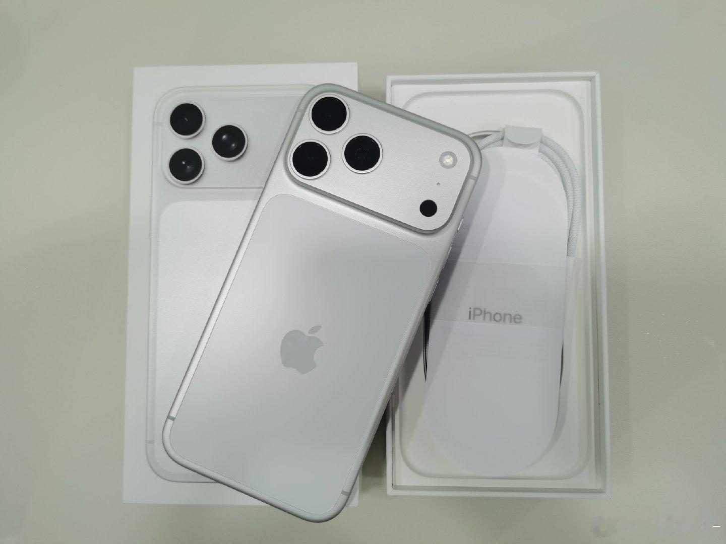 努力是假的，天赋也是假的，只有丰宝送的iPhone 17 pro max 银色1T版是真的[yeah] ​