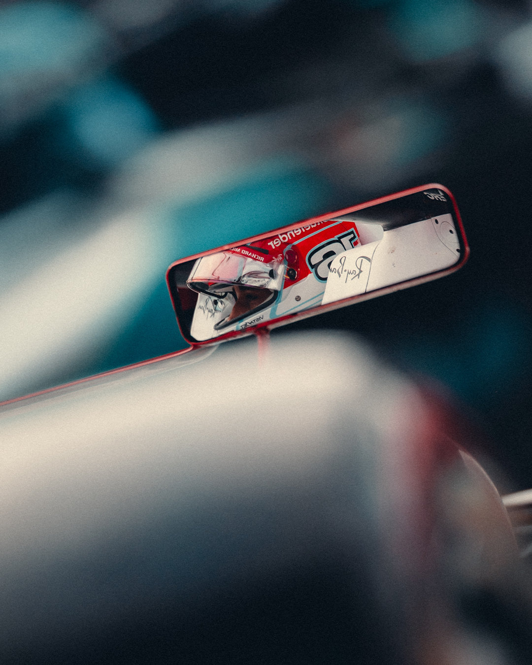 看后视镜除了关注赛道状况🏎️

也要看看天气怎么变☁️😂

#法拉利F1车队[超话]# #F1[超话]# #2026F1荷兰大奖赛# ​