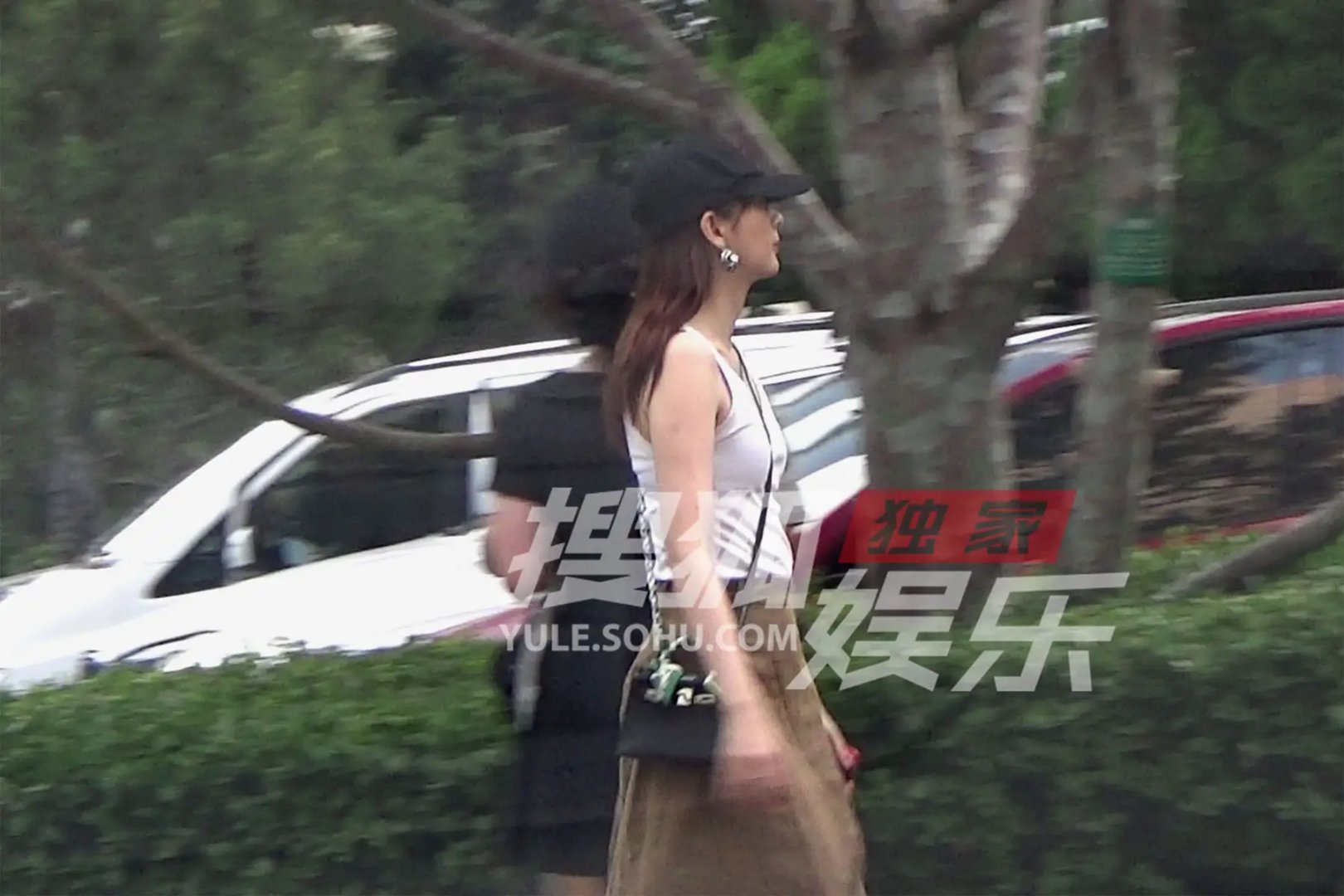 童瑶会友白色背心搭配开衩长裙 长腿瞩目状态在线 ​