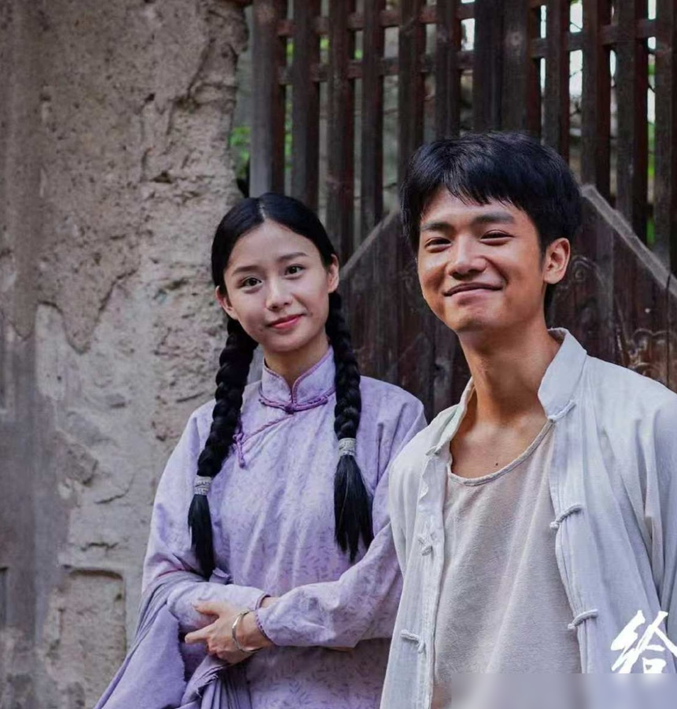 说死都不进演艺圈的王晓慧，居然去录央视中秋晚会了！
当初靠《给阿嬷的情书》爆火，当众表态要回归普通生活，同片搭档李思潼早拿了金鹿奖影后，事业直接飞升。
最近她跑威尼斯电影节拍杂志，社交账号简介悄悄加了商务邮箱，全程没回应过出道传闻。
之前传她偷偷领证的假消息，她反倒亲自下场留言怼：我怎么不知道