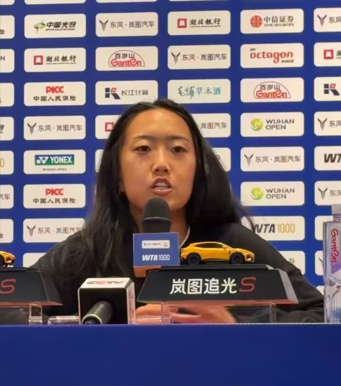 别说萨巴伦卡没想到

就连全国网友谁也没想到

网坛里居然还有这样的人物?! 武网这场比赛，李吉妮对阵萨巴伦卡

本来以为又是萨巴伦卡稳赢的对局，毕竟两人之前交手三次李吉妮全都输了

谁知道看完比赛后，完全被李吉妮给震惊到了，比赛过程中敢打敢拼，拿下职业生涯首胜萨巴伦卡，也是她首次击败TOP2球员。