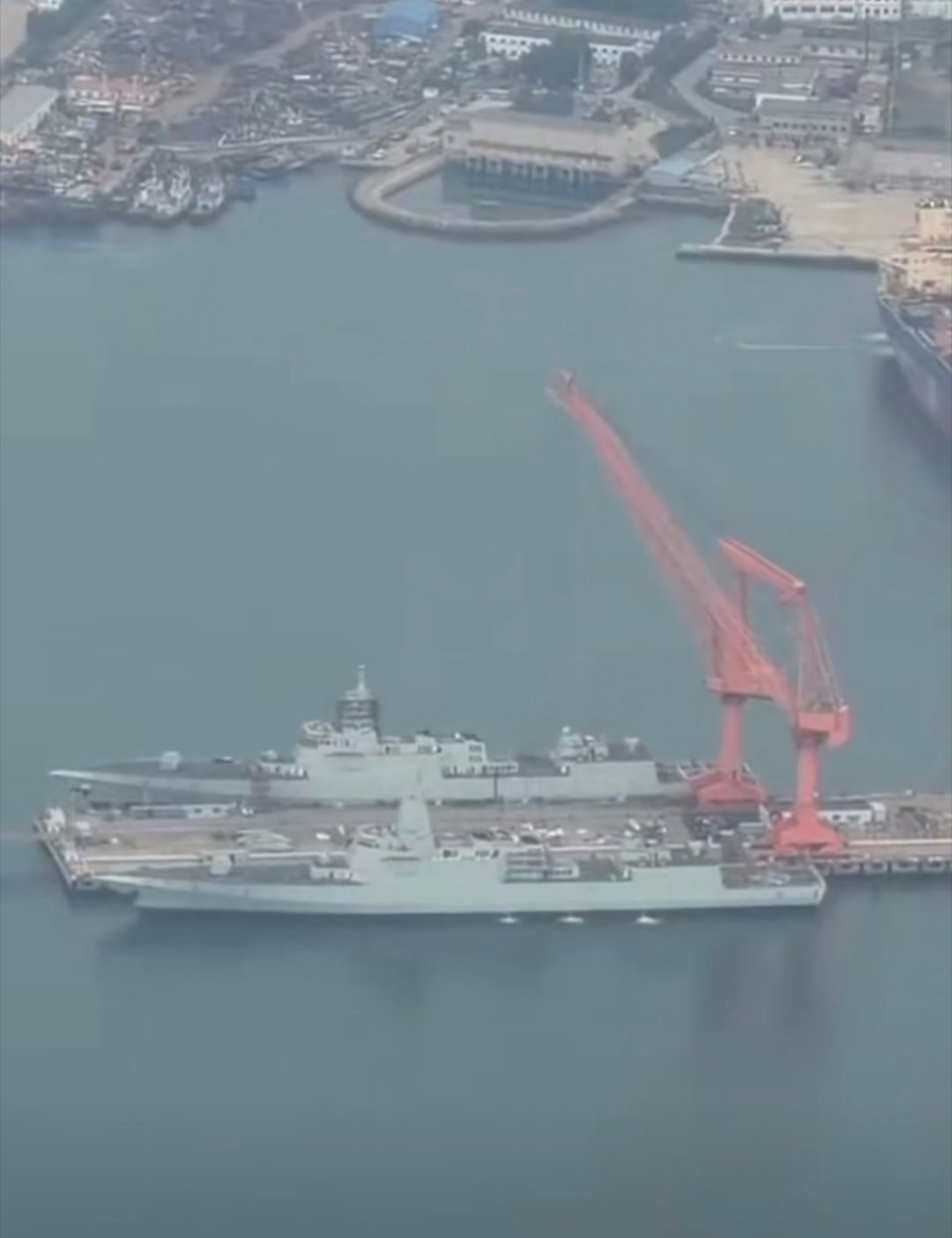 2艘正在舾装的055万吨大驱#海军[超话]##烽火问鼎计划# ​