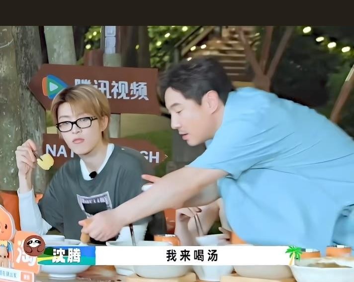 沈腾喝王楚然排骨汤当场翻车，把“给面子”和“说实话”演成了综艺名场面。节目里王楚然首期下厨熬汤，沈腾先放狠话“就是有沙子我也喝下去”，一口下去沉默半天，蹦出一句“还不如放把沙子”。这事儿看着好笑，其实挺戳人，成年人社交里最难的就是既不想扫兴、又骗不了自己的舌头。沈腾厉害在哪儿？他先把年轻人面子捧起来