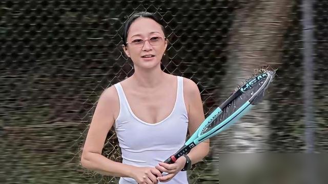 51岁周迅素颜打网球，脸垮了，手臂松了，满场跑得比20岁小姑娘还凶。
有人截图放大，说她老了。她没回，转头拿了釜山电影节最佳演员。领奖台上就一句：到了这个年纪，越来越能感受生命里的变化。
上个月多伦多首映，1700人起立鼓掌。前几天釜山记者会，聊到戏里至亲离别，她当场哭崩，想起走了的朋友，妆都花