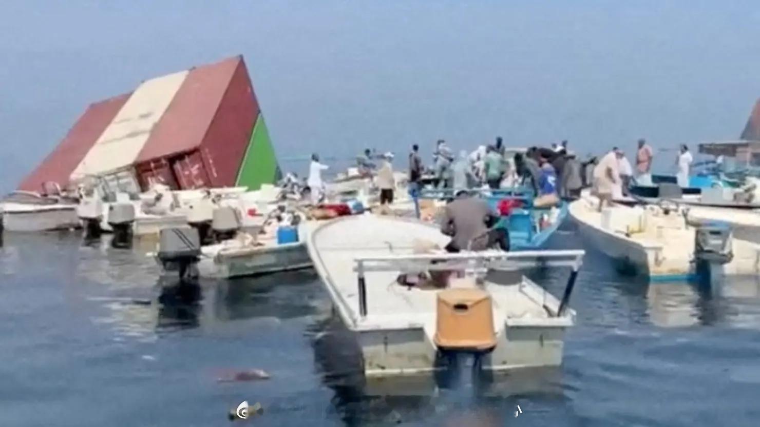 【集装箱船在霍尔木兹海峡沉没，伊朗袭击致原油出口降近40%】一艘集装箱船本周三在霍尔木兹海峡沉没，伊朗正加大对过境商船的袭击。新加坡籍GFS Pride号遭不明弹丸击中起火沉没，21名船员安全撤离、无人受伤。同日另一艘新加坡籍集装箱船GFS Giselle号也遭不明弹丸击中，船体受损，已抵达安全锚地，无 ​