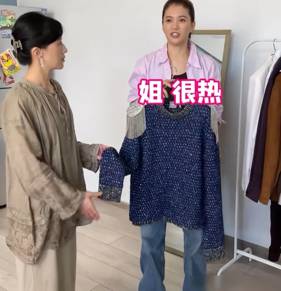 张智霖开演唱会只打算穿一套衣服，袁咏仪直接炸了：你这是要上台骗钱吗？
她亲自飞去英国、泰国找毛茸茸演出服，最后绕回香港才买到。又贵、又扎、又热，纯为拍照好看。
张智霖穿上蹦了没两下，回头就是一句：姐，太热了。
一个拼命给，一个嘴上嫌。外人看着像较劲，其实是二十多年磨合出来的默契。
她懂他的懒