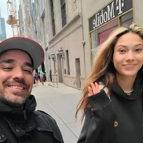 谷爱凌原来她天生的头发是黑色的，眼窝也是化妆的。
只是她平时那种“混血感”太深入人心了，以至于大家默认她天生就长那样。 ​