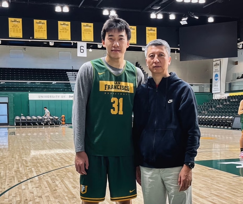 锋线崩盘+用人保守，半决赛硬仗太难打
 
男篮艰难拿下沙特晋级四强，看着是赢球，但整场比赛暴露的问题，真的让人不敢乐观。这场胜利基本靠廖三宁个人单打硬扛，整体体系没打出来，而且队内一堆隐藏问题，全部堆积到了下一场对阵日本的半决赛。
 
首先最致命的问题，就是锋线彻底无人可用。
朱俊龙、赵嘉义、李弘权