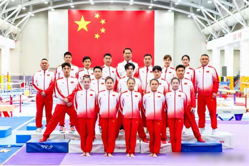 中国体操队冲亚运，训练馆居然循环放日本队比赛视频！
昨天（9月3日）掐着亚运男团决赛的开赛时间，全流程模拟实战。男队张博恒全项得分破85，邹敬园带伤加练吊环，专门磨下法稳定性。
女队盯着高低杠、跳马这些优势项抠细节，前期冲完体能，现在专门调状态稳心态。此前饭圈谣言干扰备战，体操中心已经启动法律程