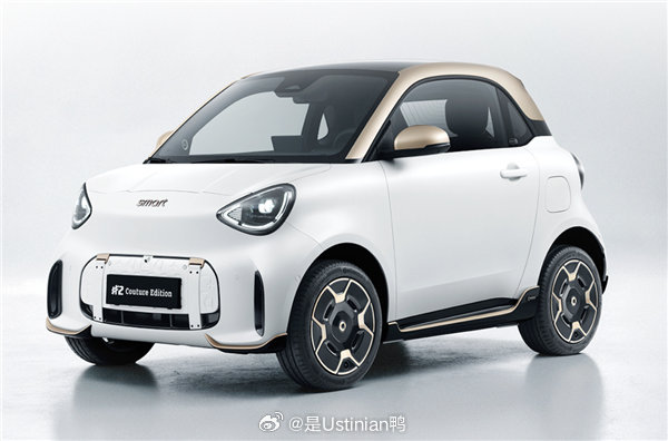 smart精灵2号试驾体验与车型详解[馋嘴]

试驾趣闻

• 10月18日消息，近日，车圈知名大V陈震发布了几张试驾全新smart精灵2号的照片。

• 与以往试驾不同的是，这次陈震来了次恶搞，直接往地上一躺，让大家直观感受全新smart精灵2号的大小与轴距。

• 据陈震介绍，新车2.7m车长，轴距只有1.8m，转弯半 ​