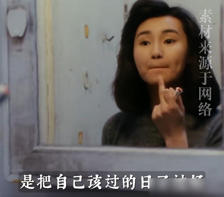 67岁的倪萍，在直播里连说三遍“我错了”。
起因是她上《乘风2026》当评委，看见阚清子唱劈了，心一软让人家重唱。又把手里10分拆给俩人，还想取消淘汰。弹幕瞬间炸了，骂她搅乱赛制。
隔天直播，她掏出一张纸，念“不心软、不偏袒、不拆票”，请全网监督。
一个功成名就的老前辈，愿意当场认错、写保证书