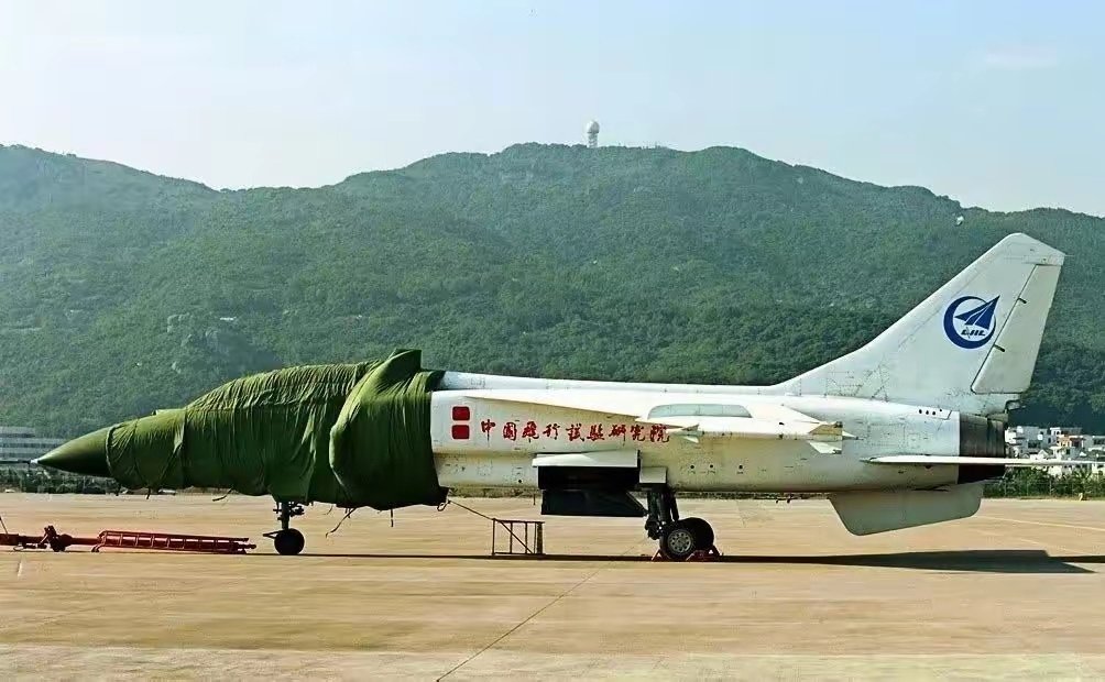 从1952年参加工作到如今，陈一坚的名字与中国航空工业多个重要型号紧密相连。他的逝世，是中国航空工业领域的重大损失。

[蜡烛][蜡烛][蜡烛]
#歼轰7飞机总设计师陈一坚同志逝世# ​