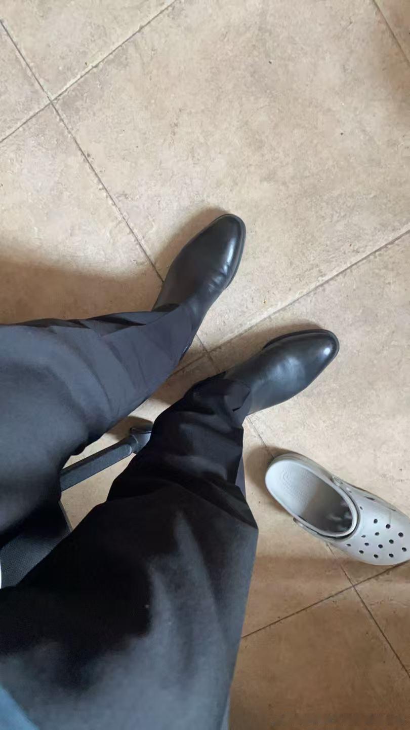 从精英人士到青春男大只需要一双鞋，我觉得只有变态才会穿切尔西，特别是坐了一天的车，腿脚开始浮肿，脚背过高的我每一步都仿佛走在刀尖上。之前天天鼓吹男人没有切尔西这些话，自己穿了发现实际上就是美丽的枷锁，除了好看纯属受虐，我宣布之后再没有需要我穿切尔西的场合了，就此封靴！ ​