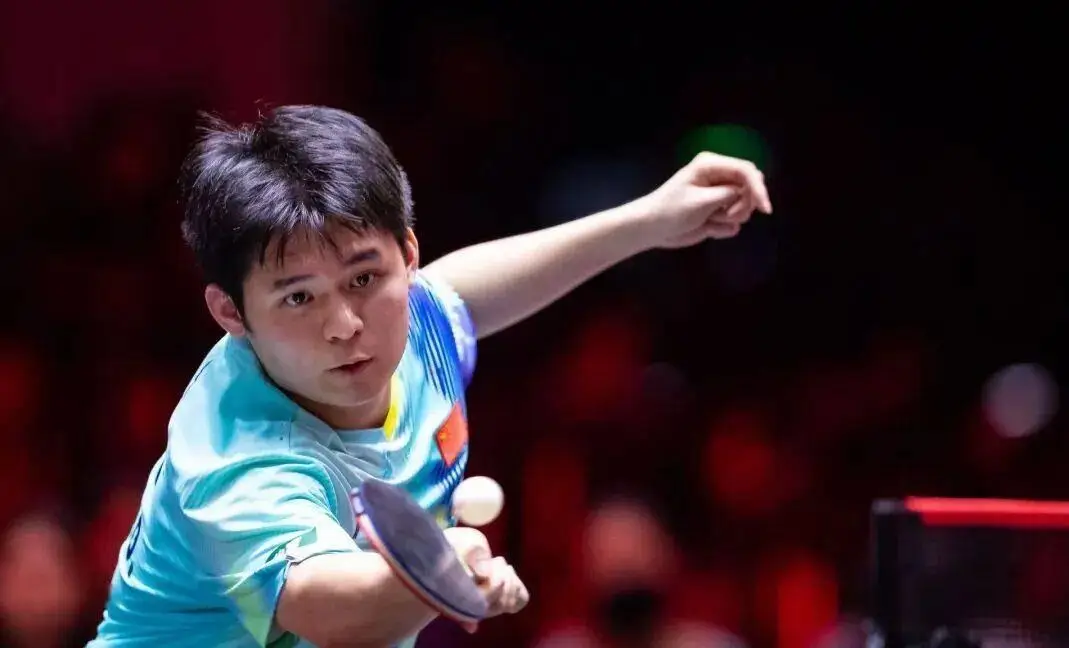林诗栋：国乒新星冉冉升起，少年挥拍逐梦赛场
 
赛场上目光专注，挥拍出手果断有力，年轻的面庞上写满不服输的韧劲，这就是林诗栋。作为国乒男队冉冉升起的新星，这个00后小将，凭借扎实的球技和敢打敢拼的作风，在世界乒坛崭露头角，承载着国乒新生代的希望。
 
林诗栋2005年出生于海南儋州，从小就与乒乓球结