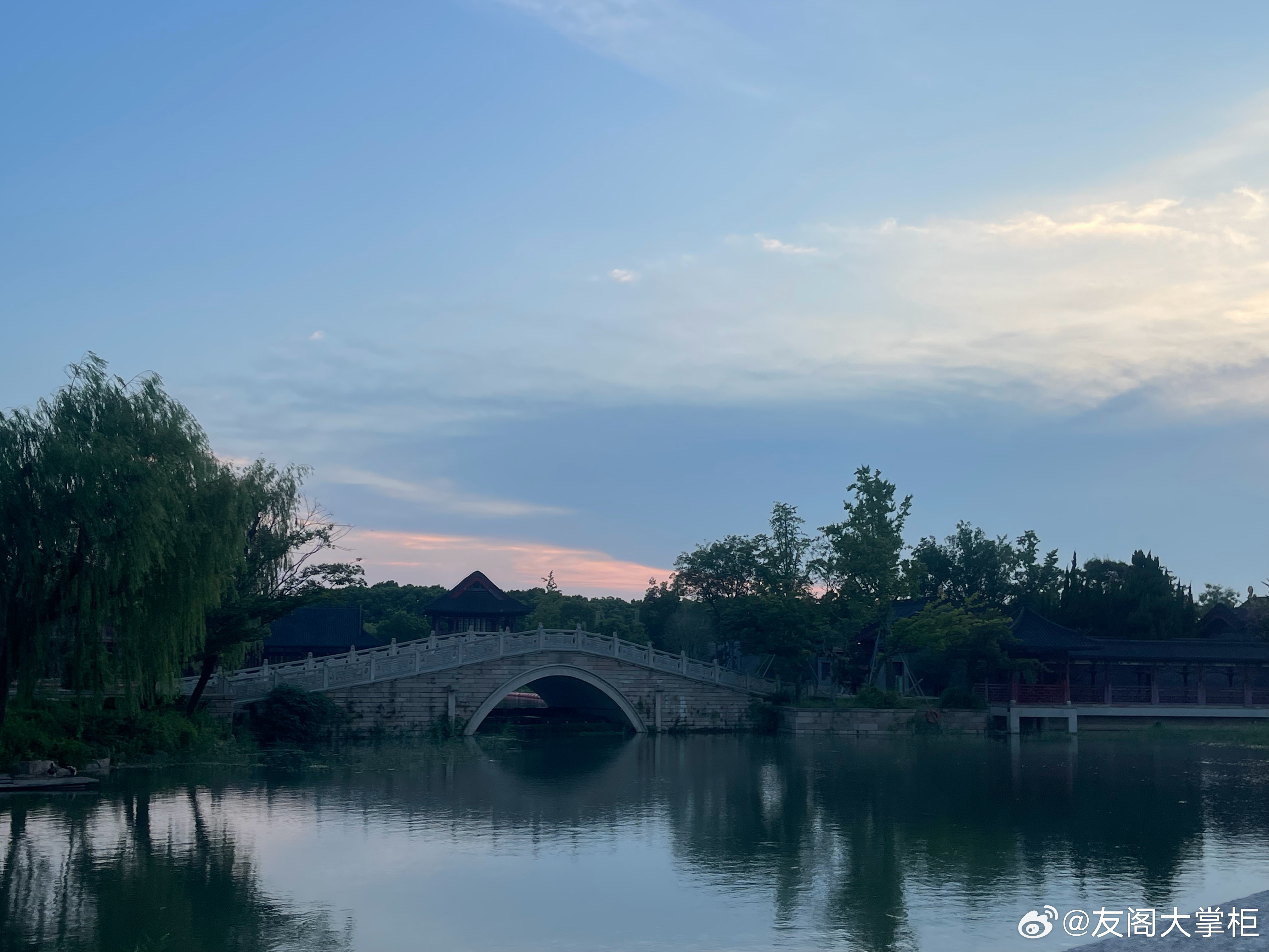 "春天来了。春天，到底还是来了。某一个季节会姗姗来迟，却从没有哪一个季节能蓄意不至。细想想，海誓山盟不大靠谱 —— 沧海桑田往往也是瞬间之事，地老天荒可谓永恒，但物是人非、斗转星移，变化真是不可阻遏。"

           ——梁晓声《人世间》（该段出自小说中部章节《偷砖》，教育试题明确标注  ​