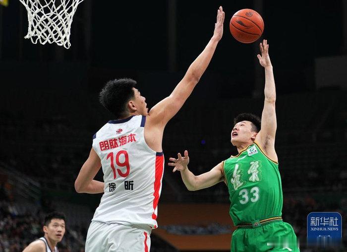 #CBA[超话]# 
为了前往山东队打球，王岚嵚做出了巨大的牺牲，回到家乡效力，一直是王岚嵚职业生涯的最大追求。
王岚嵚和山东签下的D类合同的金额，远低于他和同曦的550万合同。王岚嵚对山东真的是真爱了，这么看辽宁放弃王岚嵚也是成人之美了。 ​