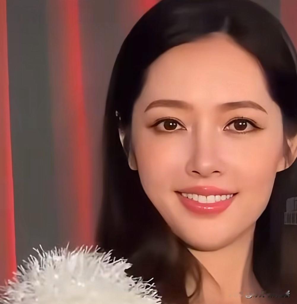 郭碧婷是真敢说啊，能在镜头前说她只在乎小孩有没有跟向佐联系，言外之意就是分居也无所谓，她也不在乎向佐在外面做了什么？还说婆婆给她和孩子很多钱，看来这是变相承认“向佐出轨”，还是说两个人各玩各的，婚姻实则名存实亡，毕竟婆婆向太对她是真的好，这也说明了郭碧婷是新时代女性，只要自己过得开心，小孩在身边，也