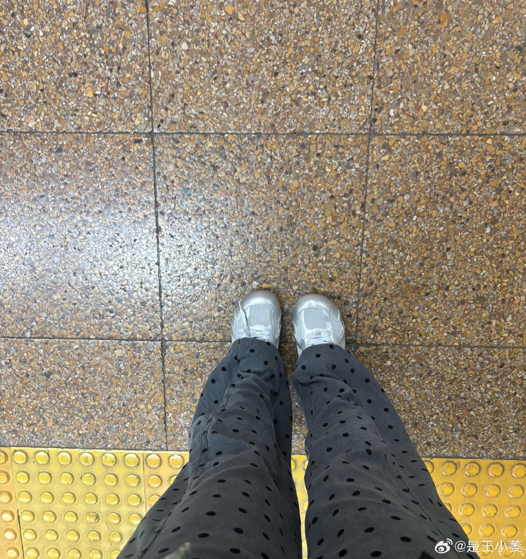 银色的鞋真的可以一年四季都可以买
夏天穿小单鞋
春秋穿运动鞋
反正都买银色就对了！
任何衣服风格都很适配！

#七七与林俊杰妈妈看演唱会#看起来感情非常棒哦，祝福林俊杰 昨晚上回来的路上还在听林俊杰的歌 非常棒 ​
