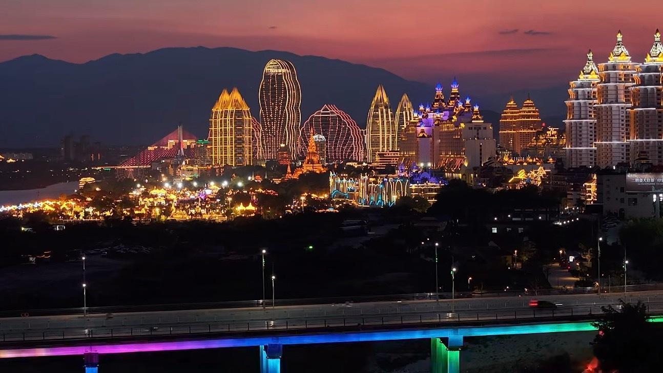 分享一个图，澜沧江旁边西双版纳告庄的夜景——因为就在星光夜市，所以地标入丁丑。一字排开的地标建筑孔雀楼，为朱雀为丁火。盛开在祖国最南端的午火区域身上。实则西双版纳有西，遍地灯火商业繁盛，全都是金。所以版纳是个火金城市。今年也是迭代进步的关键年份。旁边有高升的烟火，锅里有翻滚的茼蒿（没入镜）。都在昭示今年年卦天火同人。对应的就是壬寅、甲寅，壬申、甲申。丁丑以金为贵，也就是以本地商业为贵。同时诸多暗面流动聚集累积的商业群体为贵。而升起的丁火灯光星光成为城市标志、指引。索引其实是丑库。外面的澜沧江（湄公河），发用了丑库的癸水，所以让这座城市更矜贵出色。所以每年的傣族泼水节都是给版纳增色，事实就是以癸水为贵，癸水发用为贵。大部分用星标注的地方，都是利用丁火效应，配同命宫用丁火的人。物以类聚。圈层有别。