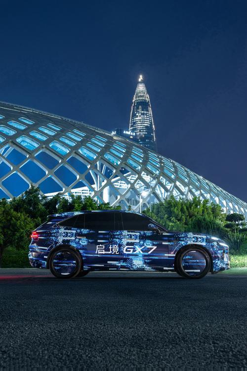 启境GX7萌宠奇奇上线 车机互动玩出新花样
 
2026年4月，启境汽车发布启境GX7的功能演示视频，这款由广汽集团携手华为乾崑联合打造的高端智能电动车，首次公开了专属萌宠“小紫貂奇奇”的交互体验。视频里，中控屏上的奇奇会跟着车辆状态变换动作，开车时开玩具车，听歌时打鼓，迎宾时蹦跳着凑到镜头前，连蓝